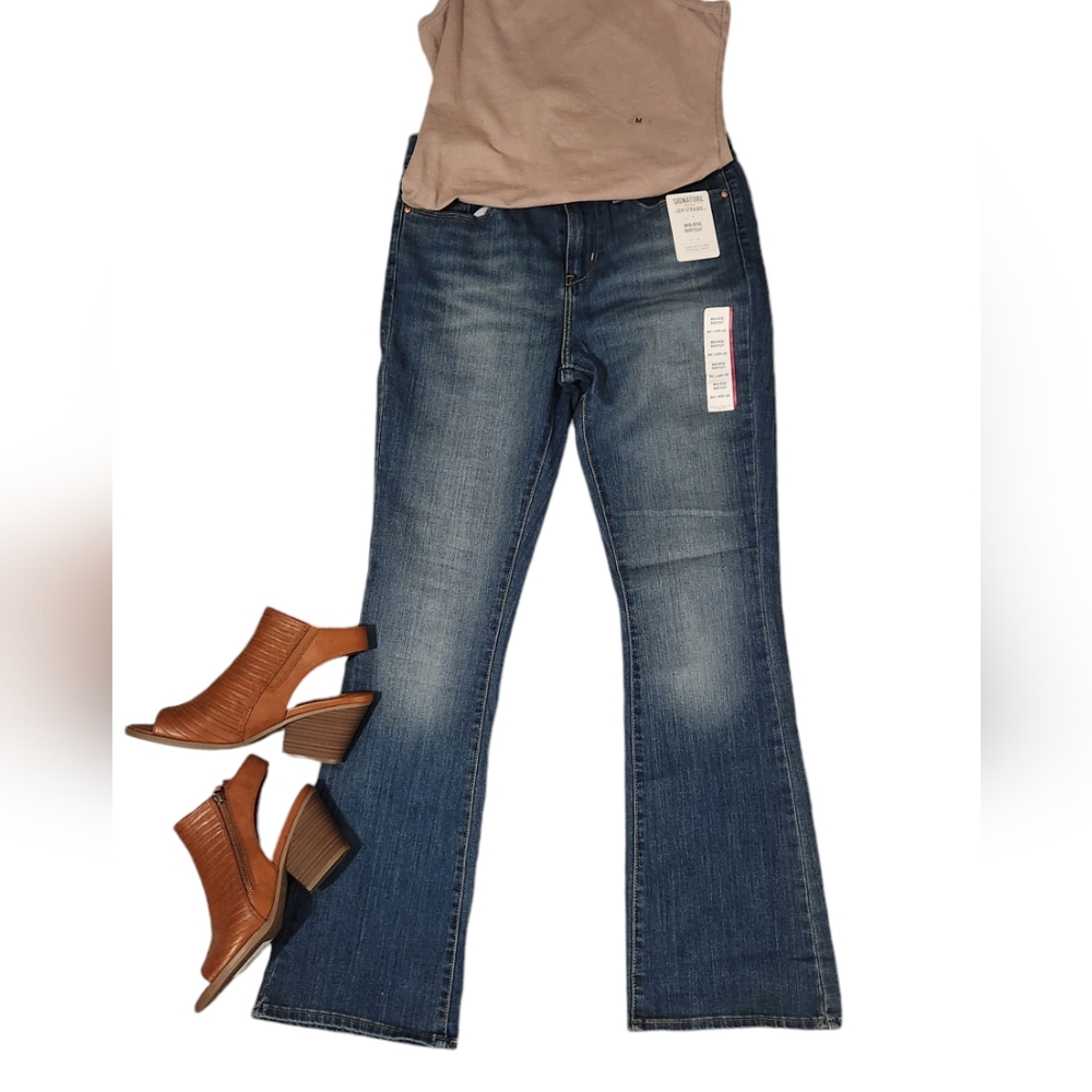 Levis midrise boot cut jeans size w 29 l 32..size 8